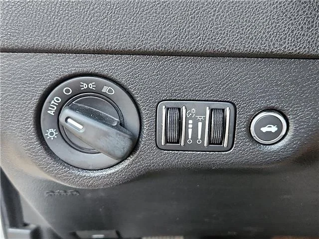 Used 2022 Silver Dodge SXT Rear-Wheel Drive image 13