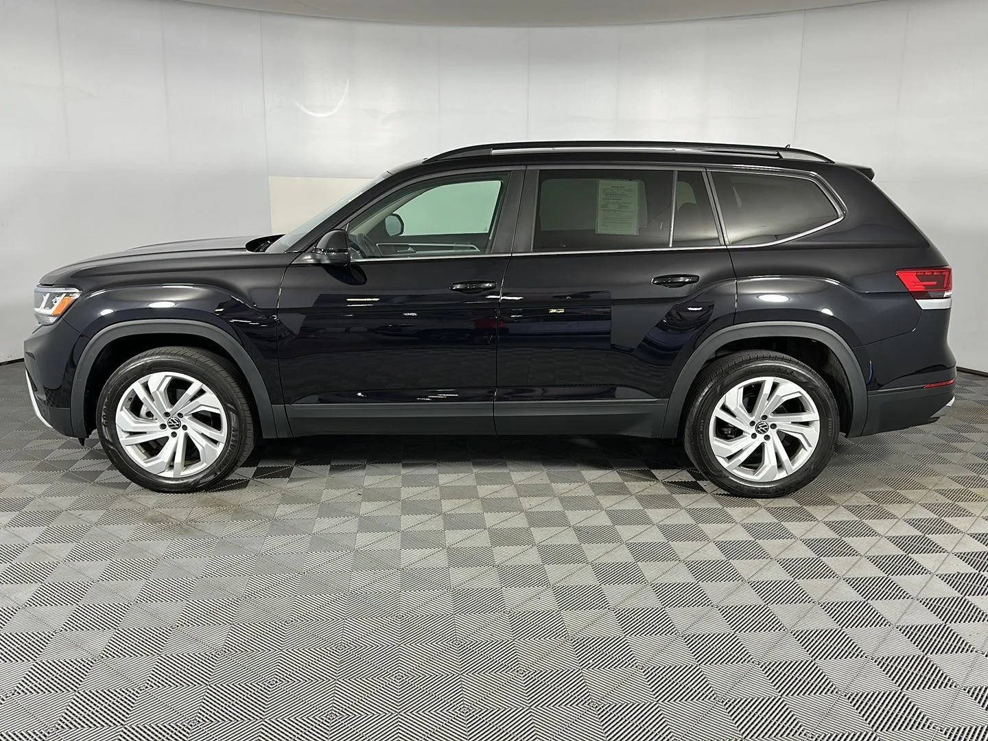 Used 2023 Deep Black Pearl Volkswagen 3.6L V6 SE w/Technology image 13