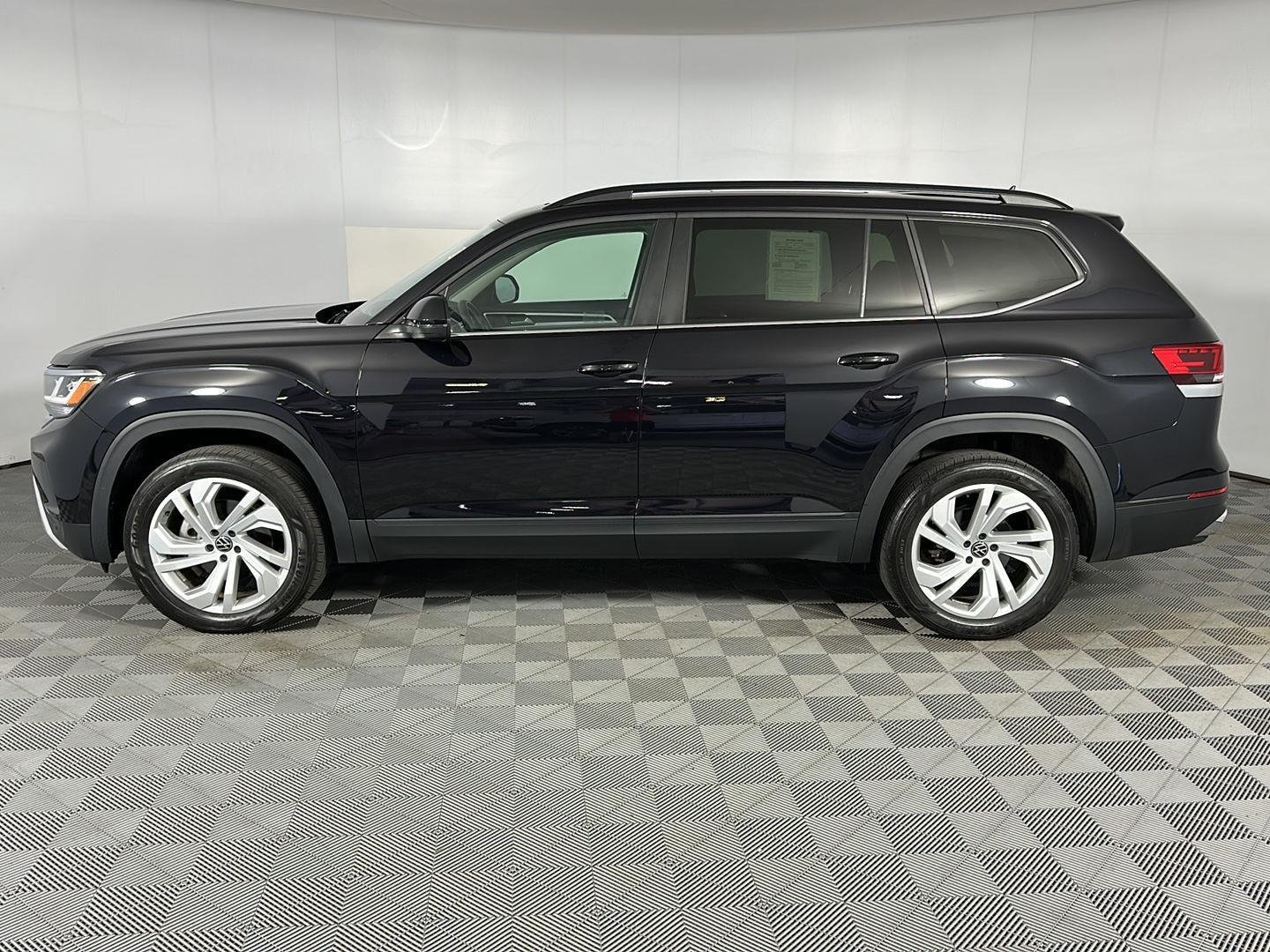 Used 2023 Deep Black Pearl Volkswagen 3.6L V6 SE w/Technology image 13