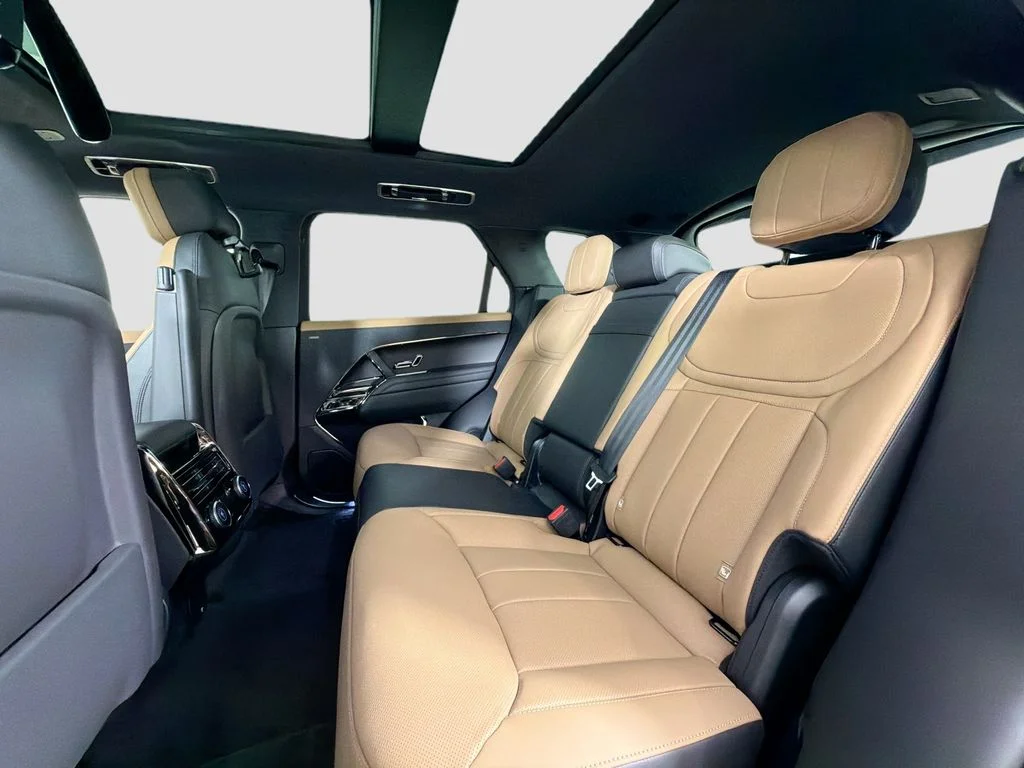 New 2026 Santorini Black Land Rover Dynamic SE image 26