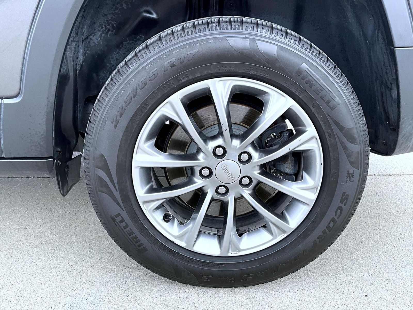 Used 2019 Gray Jeep Latitude Plus image 24