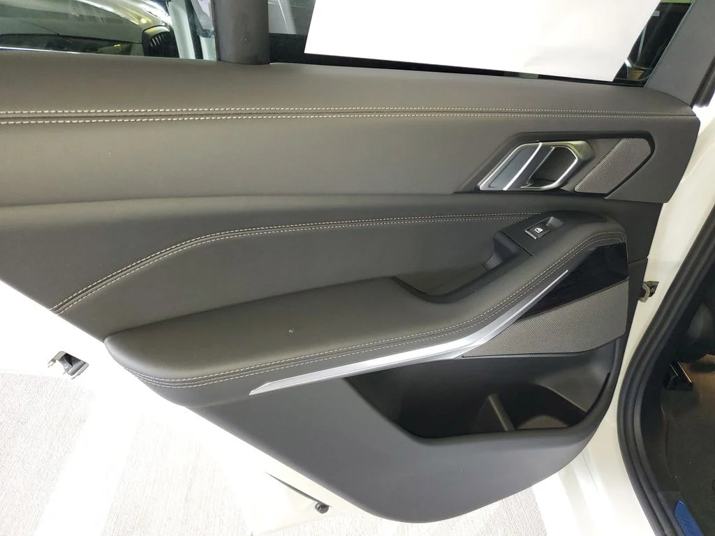 Used 2026 White BMW sDrive40i image 9