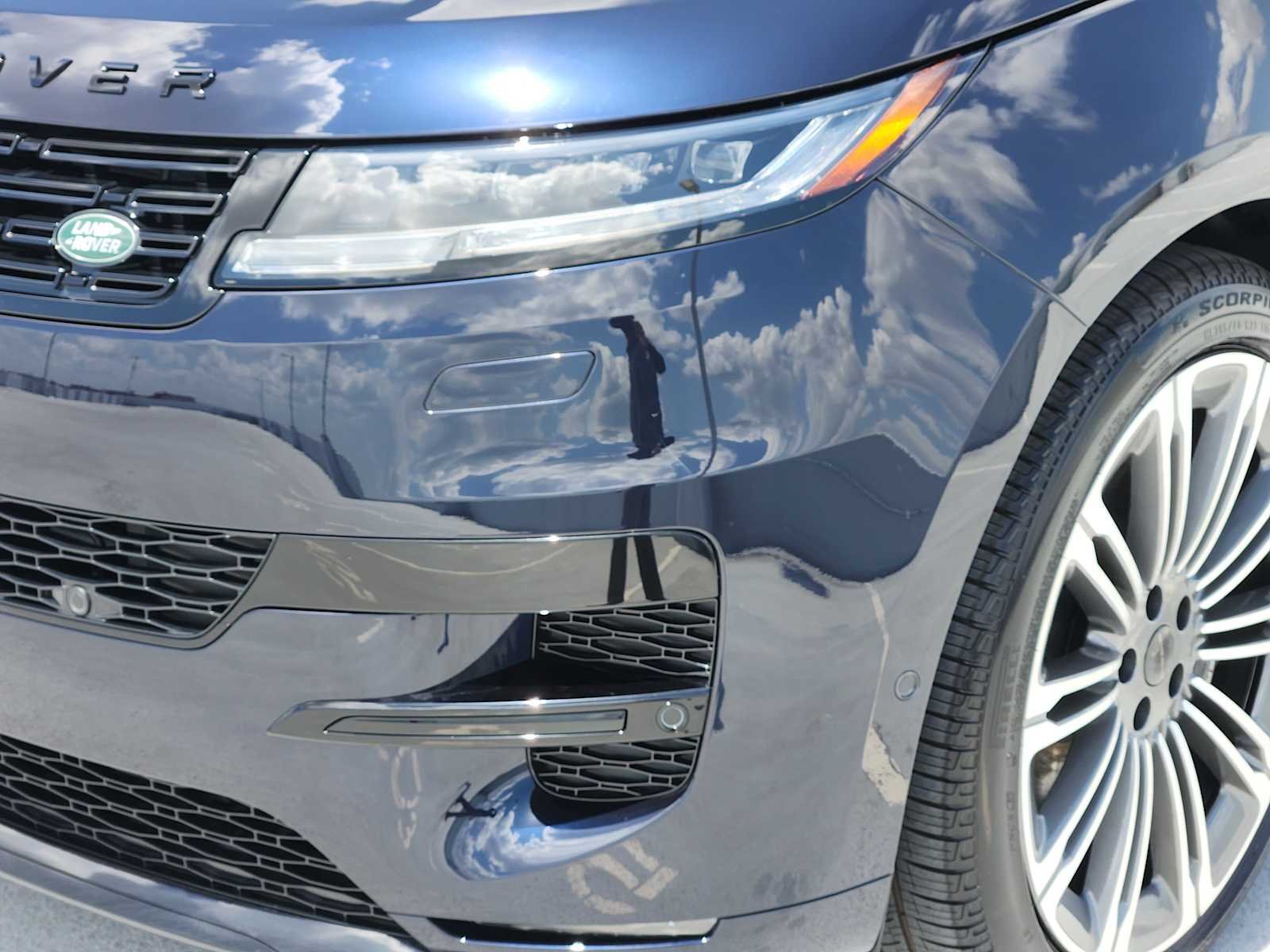 New 2026 Constellation Blue Ultra Metallic Gloss LAND ROVER Dynamic SE image 8