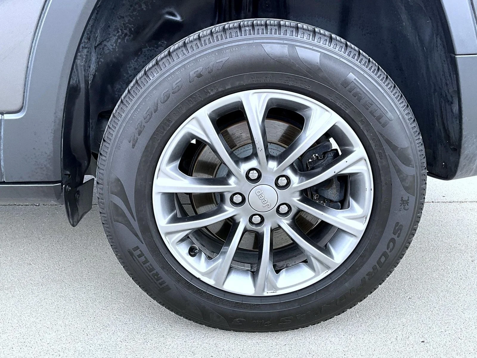 Used 2019 Gray Jeep Latitude Plus image 24