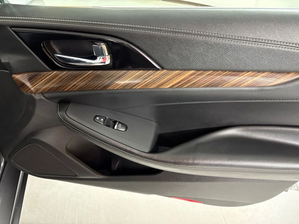 Used 2016 Gray Nissan Platinum image 14