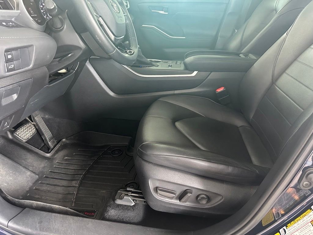 Used 2020  Toyota XLE image 13