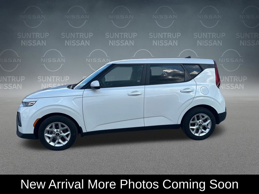 Used 2021 White Kia S image 2