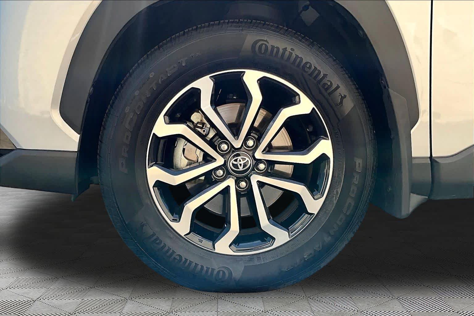 Used 2024 Sonic Silver/Jet Black Toyota Hybrid SE image 11