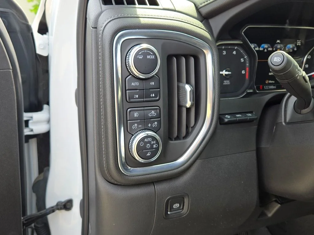 Used 2022 White GMC Denali image 26