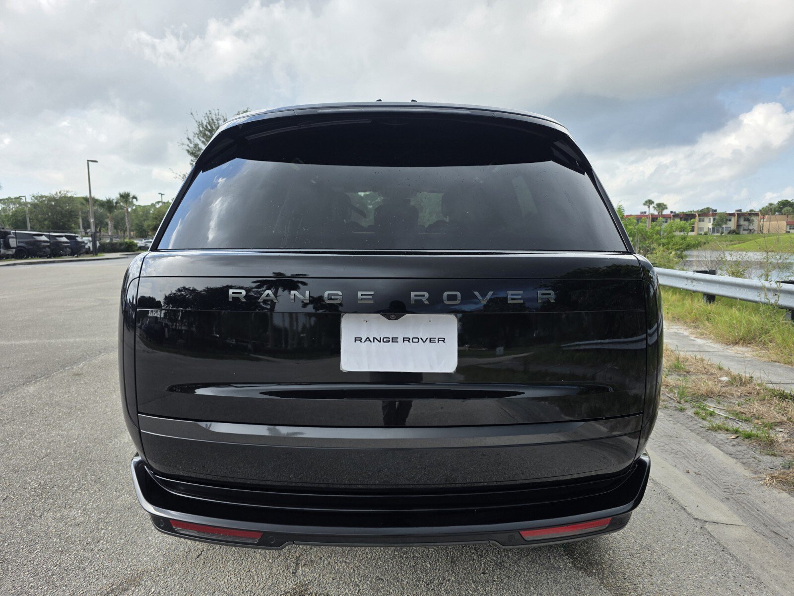 New 2026 Santorini Black Land Rover P400 SE image 6