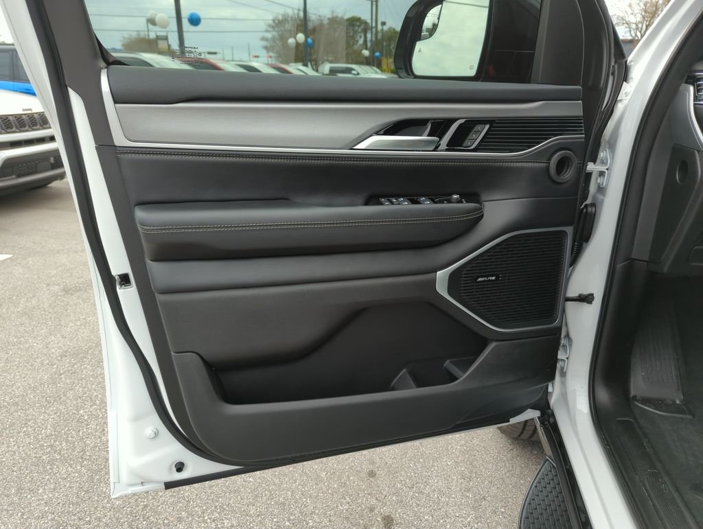 New 2026 Bright White Clear-Coat Exterior Paint Jeep Limited Altitude image 18