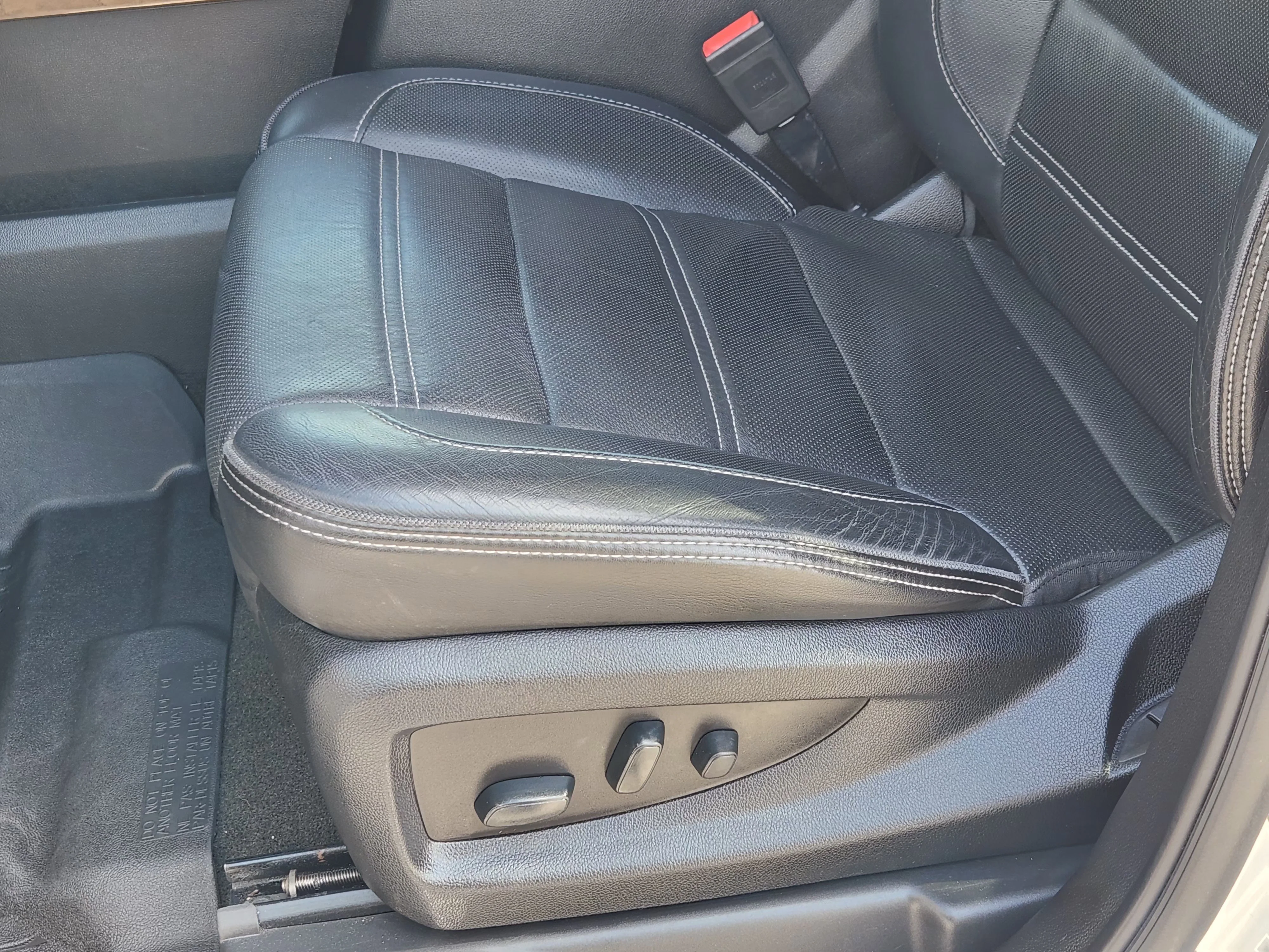 Used 2018 Quicksilver Metallic GMC Denali image 25