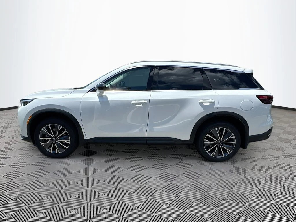Used 2027 White INFINITI LUXE image 9