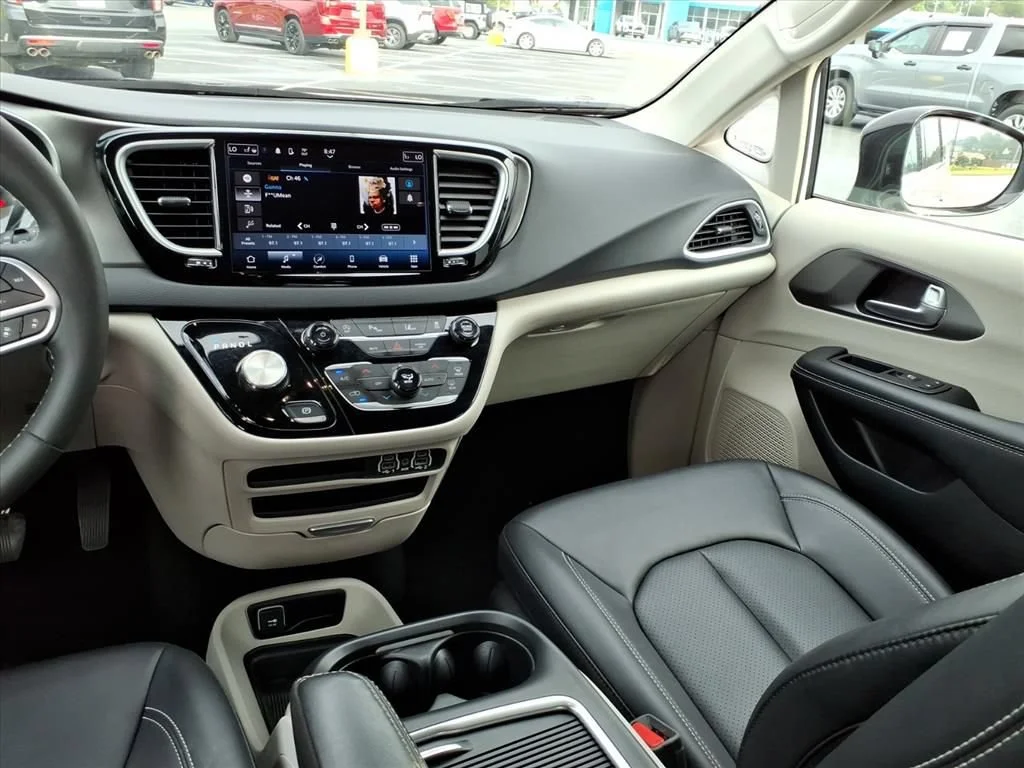 Used 2024 White Chrysler Touring L image 27