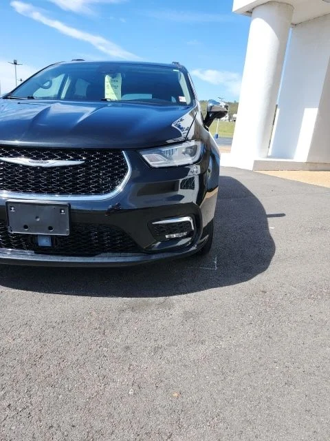 Used 2023 Brilliant Black Crystal Pearlcoat Chrysler Limited image 5