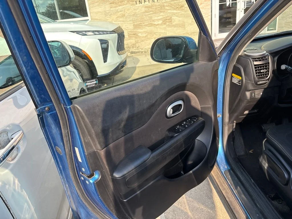Used 2016 Blue Kia Plus image 12