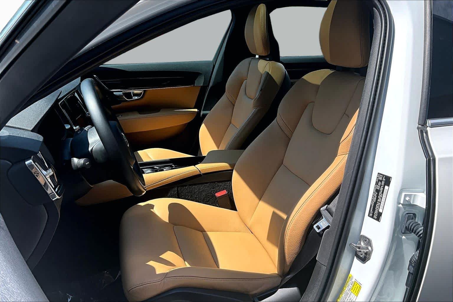 Used 2018 Crystal White Pearl Metallic Volvo Momentum image 8