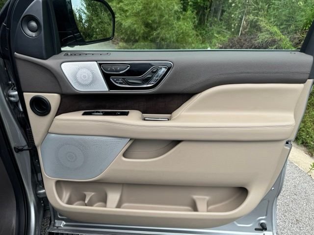 Used 2023 Radiance Metallic Lincoln Reserve image 20