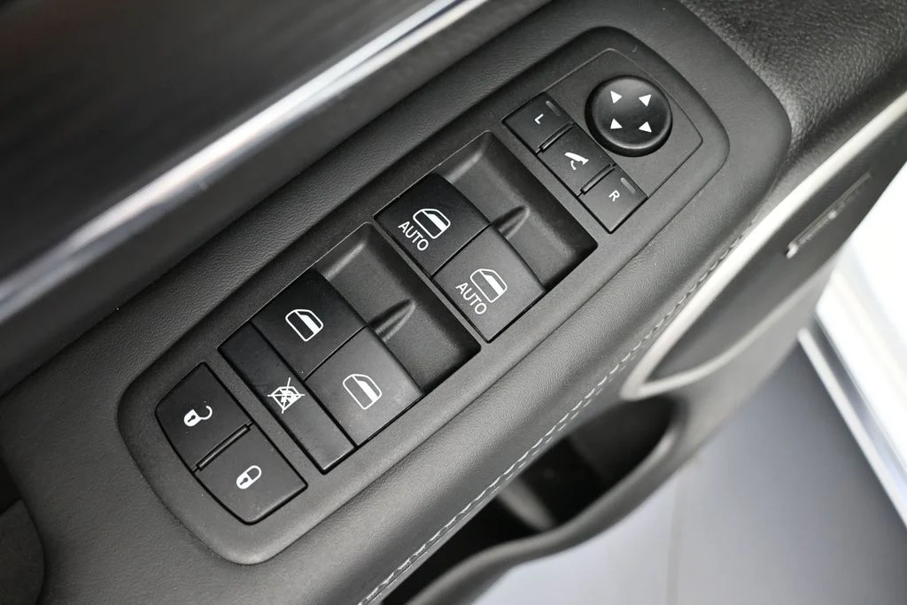 Used 2021 Off-white Jeep Summit image 15