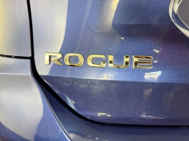 Used 2020 Blue Nissan SL image 18