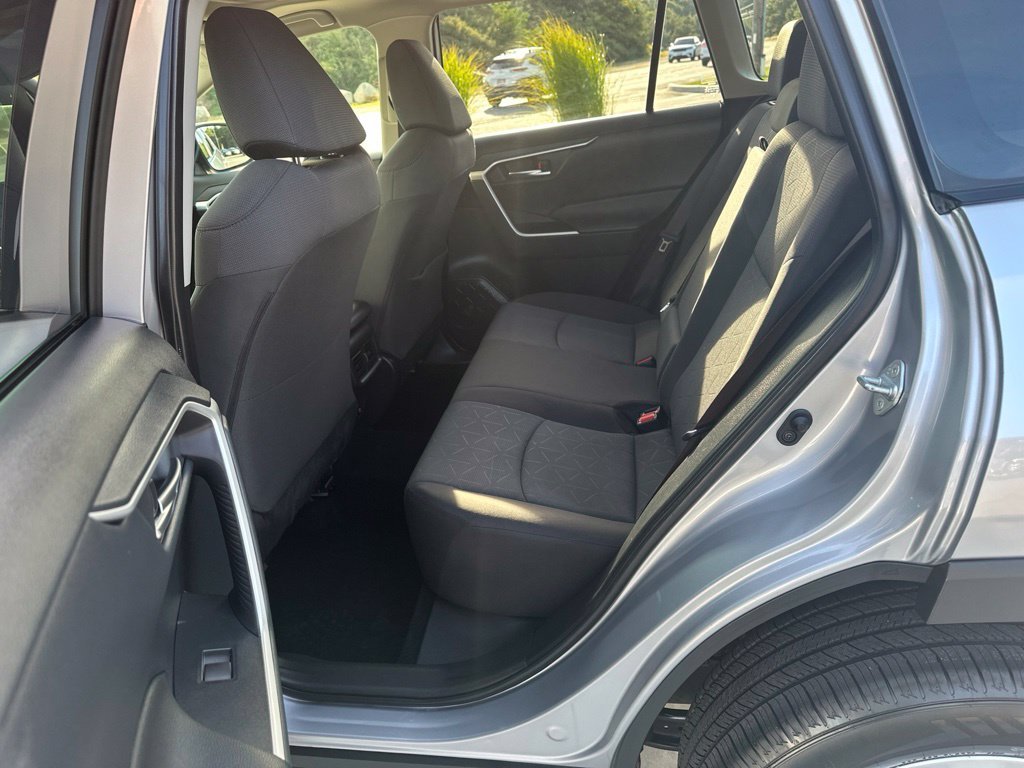 2020 Toyota RAV4 XLE - Photo 19
