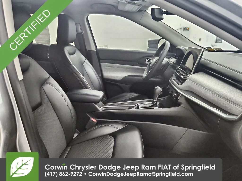 Used 2022 Silver Jeep Latitude image 14