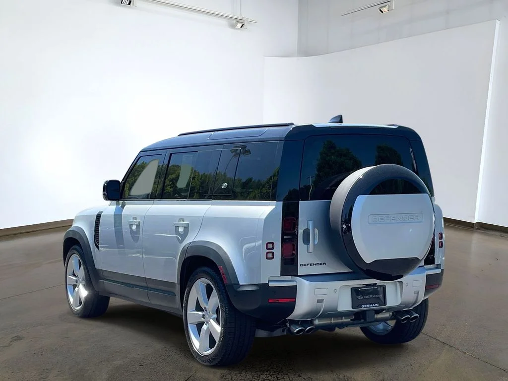 Used 2024 Hakuba Silver Metallic Land Rover SE image 6