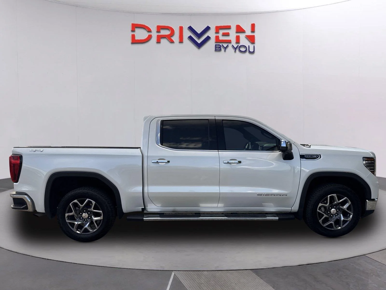 Used 2024 White Frost Tricoat GMC SLT image 3