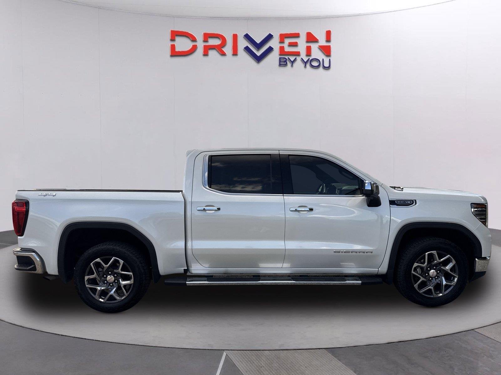 Used 2024 White Frost Tricoat GMC SLT image 3