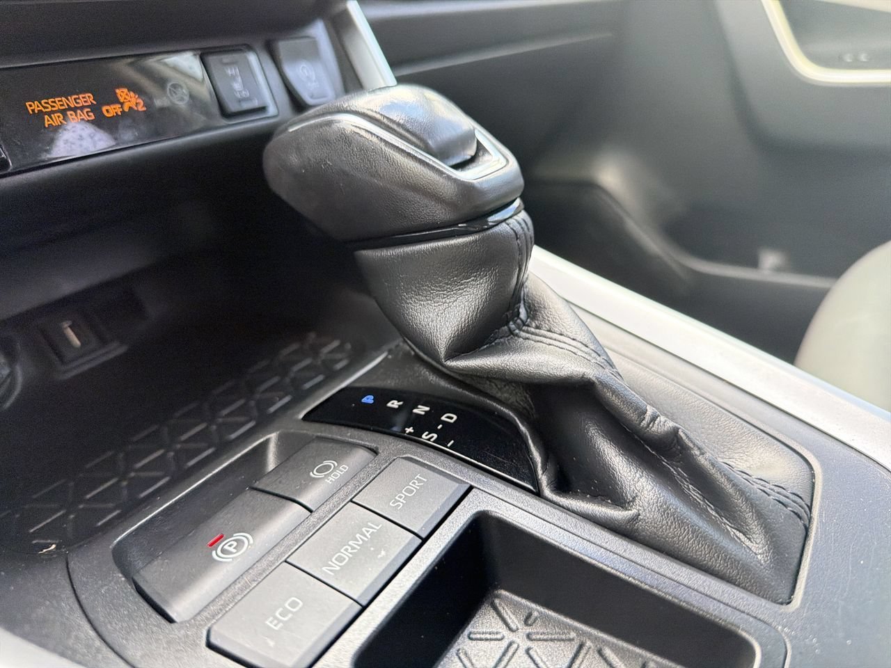 Used 2020 Silver Sky Metallic Toyota XLE Premium image 25