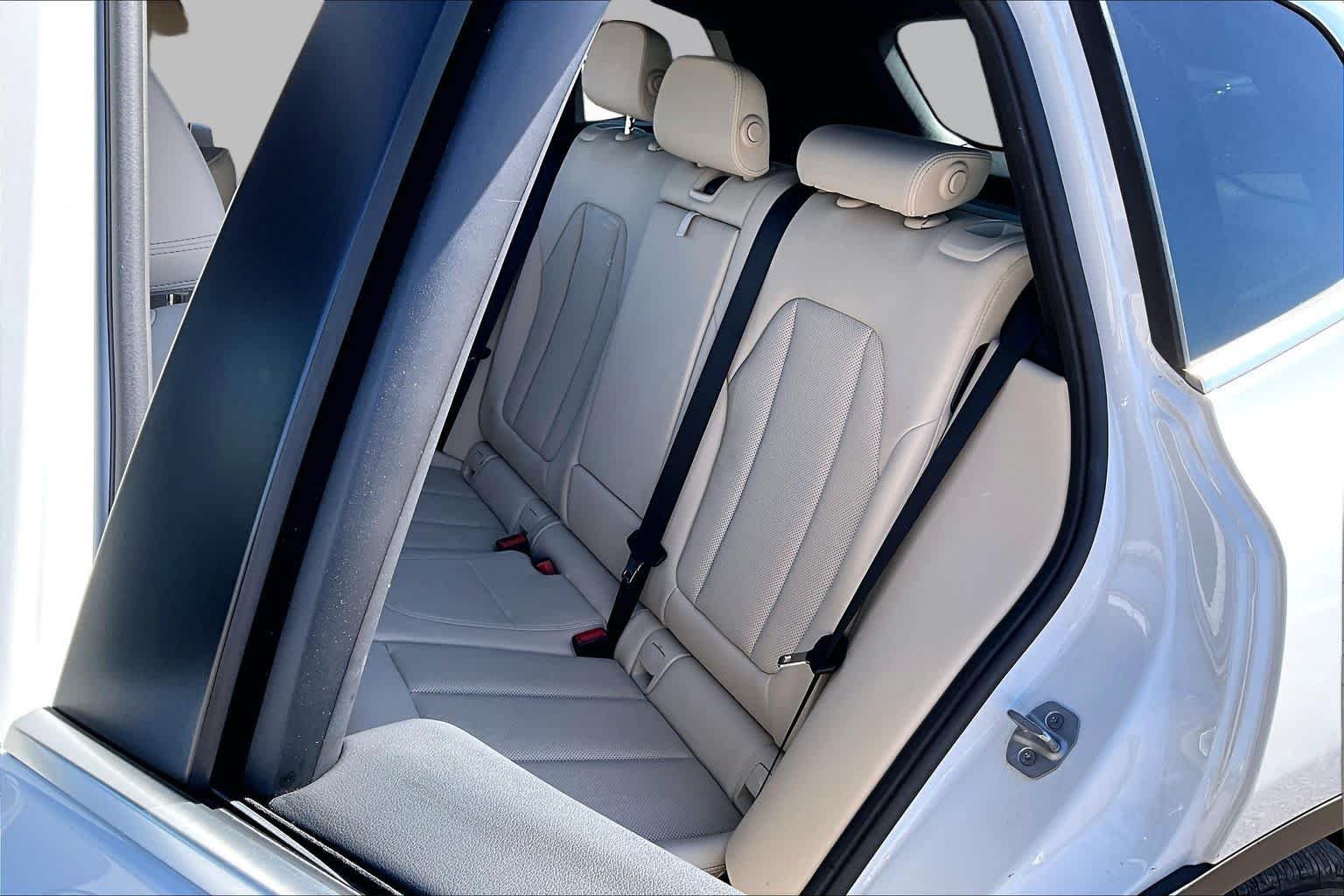 Used 2024 Mineral White Metallic BMW xDrive30i image 18