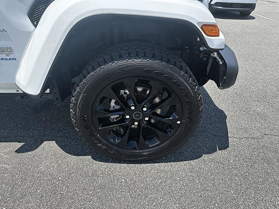 Used 2024 Bright White Clearcoat Jeep Sahara image 12