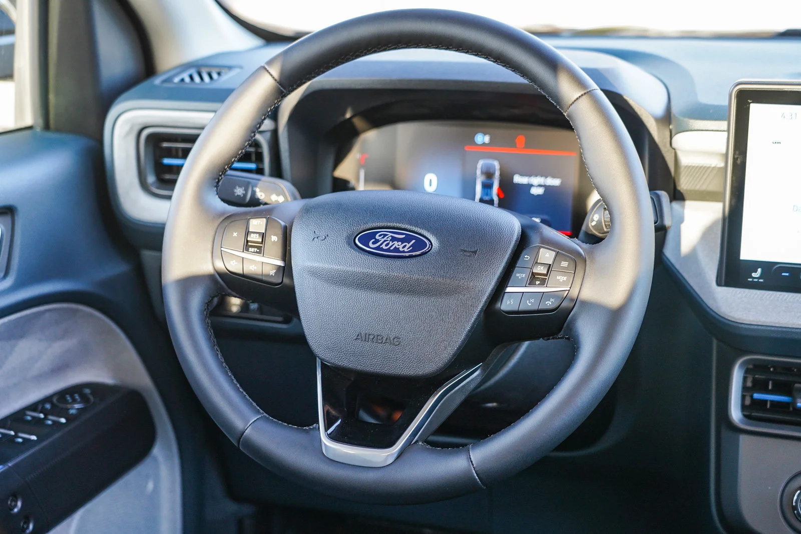 New 2025 White Metallic Ford XLT image 30