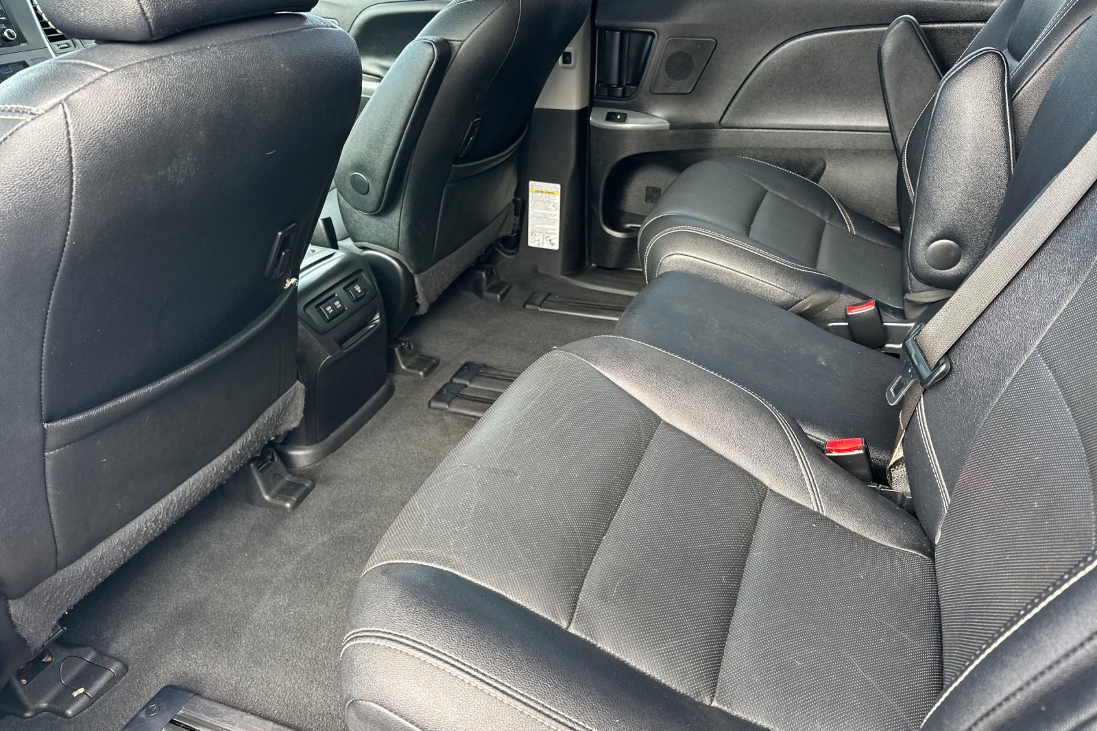 2020 Toyota Sienna SE - Photo 12