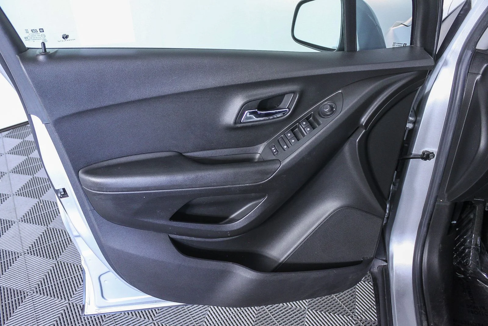 Used 2018 Silver Chevrolet LS image 20