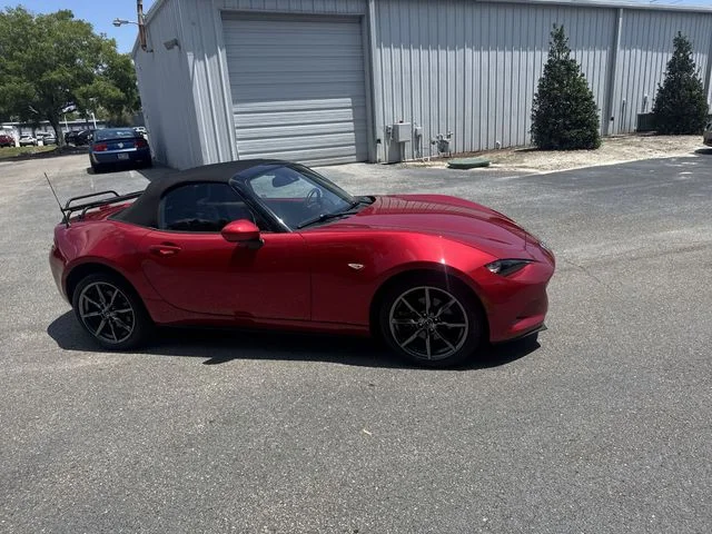Used 2016 Red Mazda Grand Touring image 4