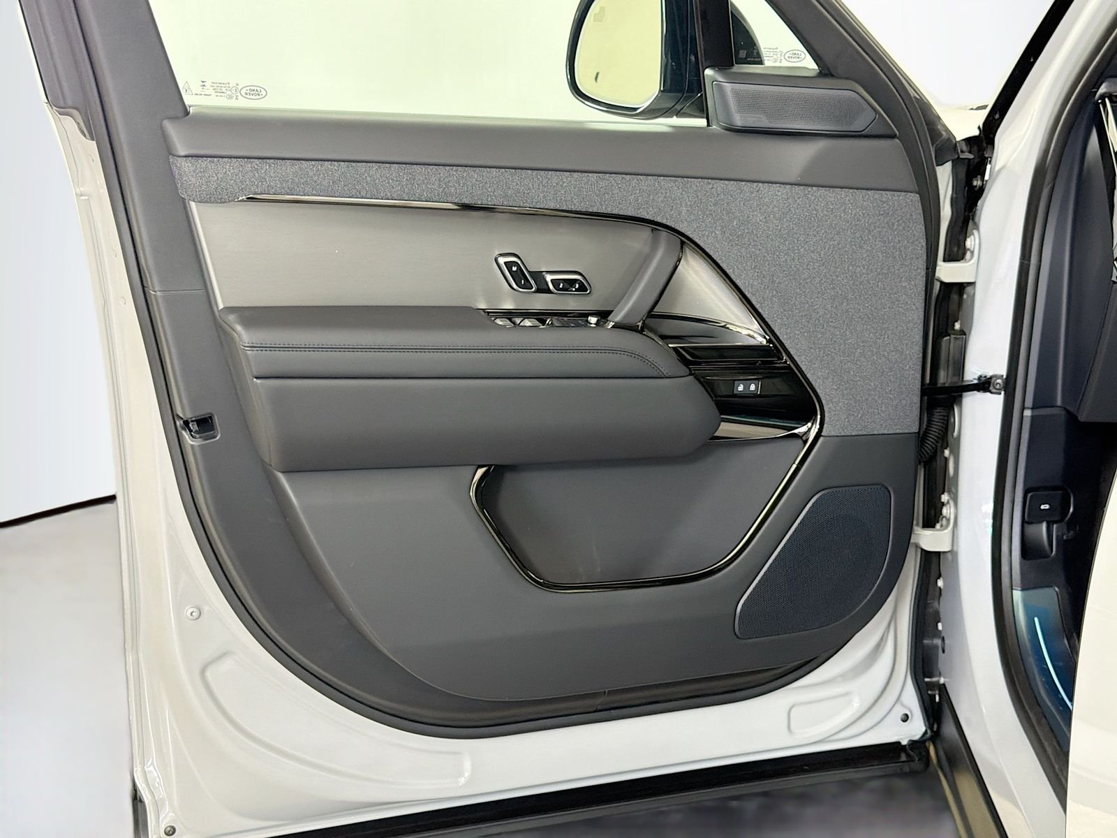New 2026 Borasco Grey Land Rover SE image 21