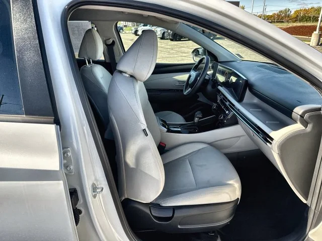 Used 2025 White Hyundai SEL image 23