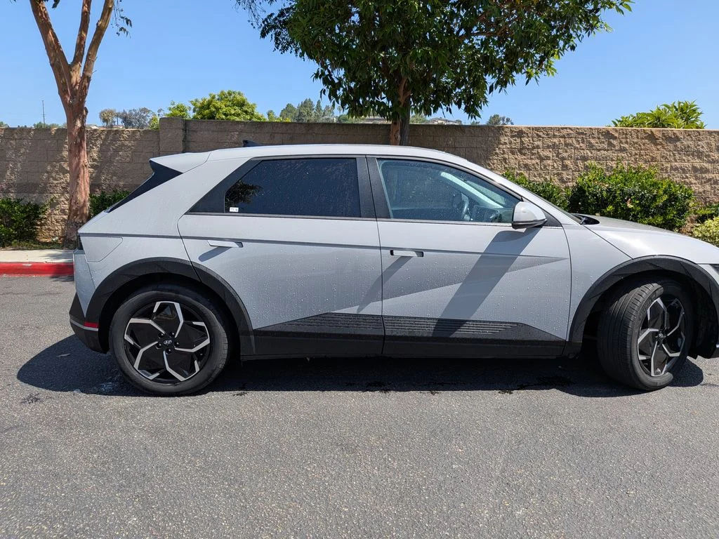 Used 2024 Gray Hyundai SEL image 9