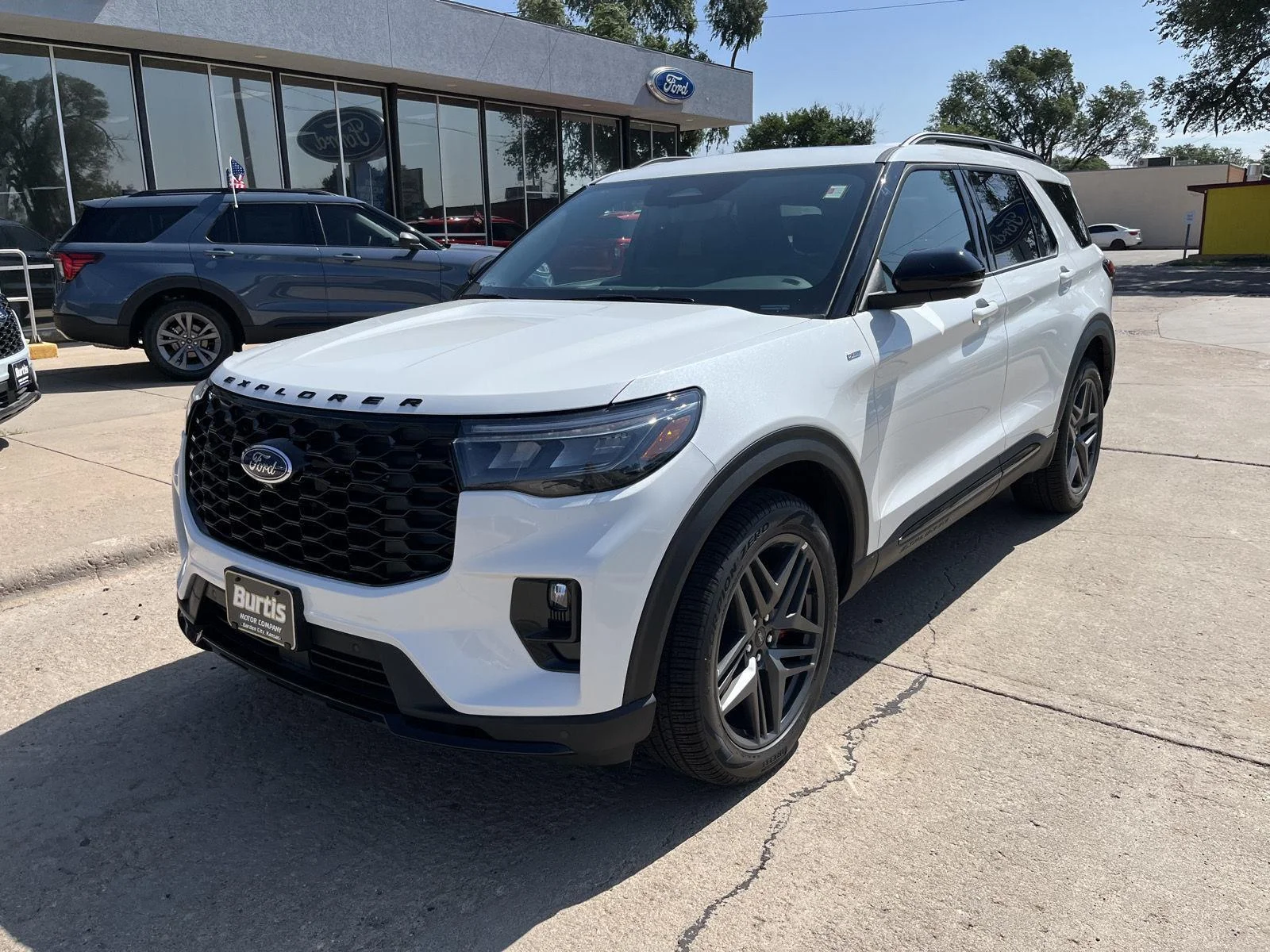 New 2026 Star White Metallic Tri-Coat Ford ST-Line image 2