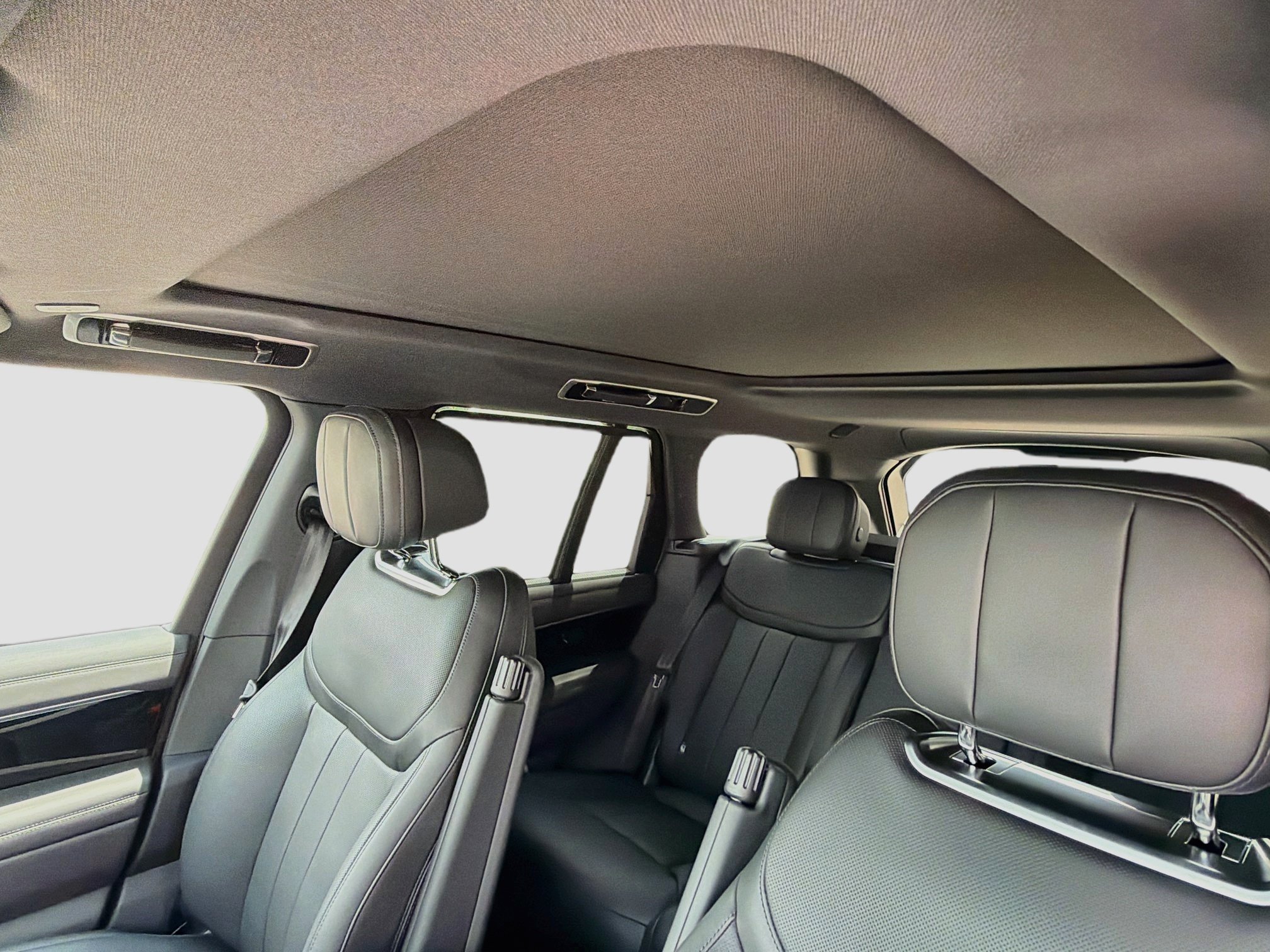 New 2026 Carpathian Grey Land Rover SE image 27