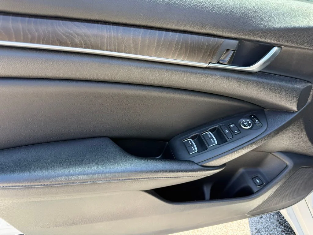 Used 2018 White Honda EX image 5