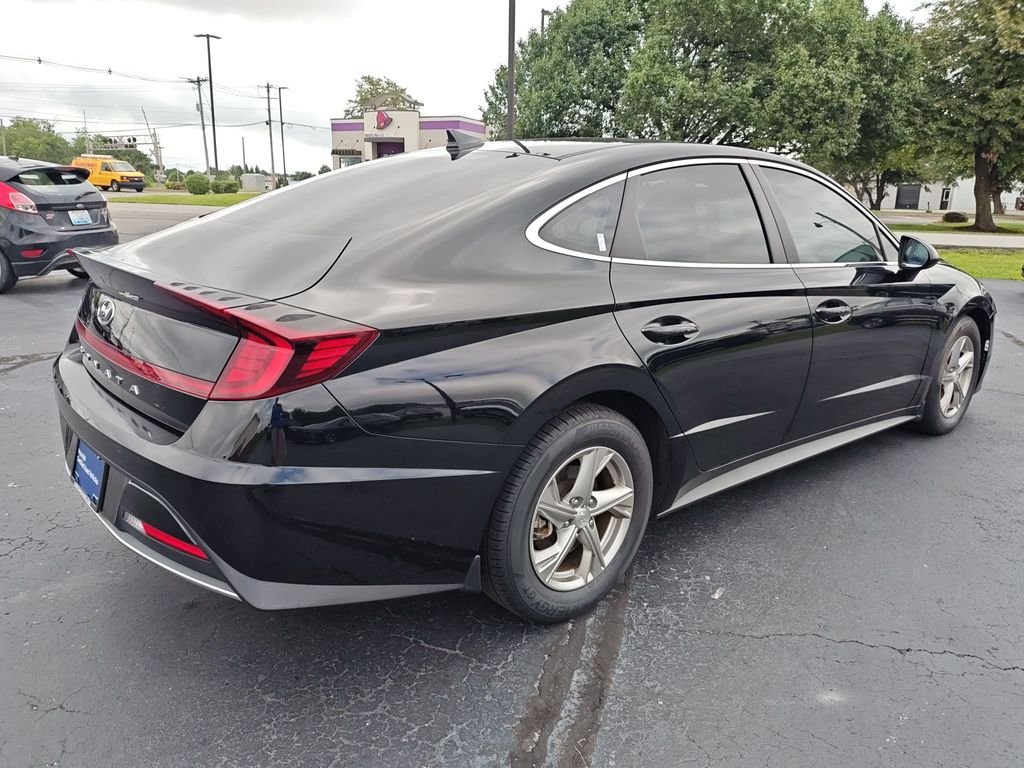 Used 2021 Black Hyundai SE image 5