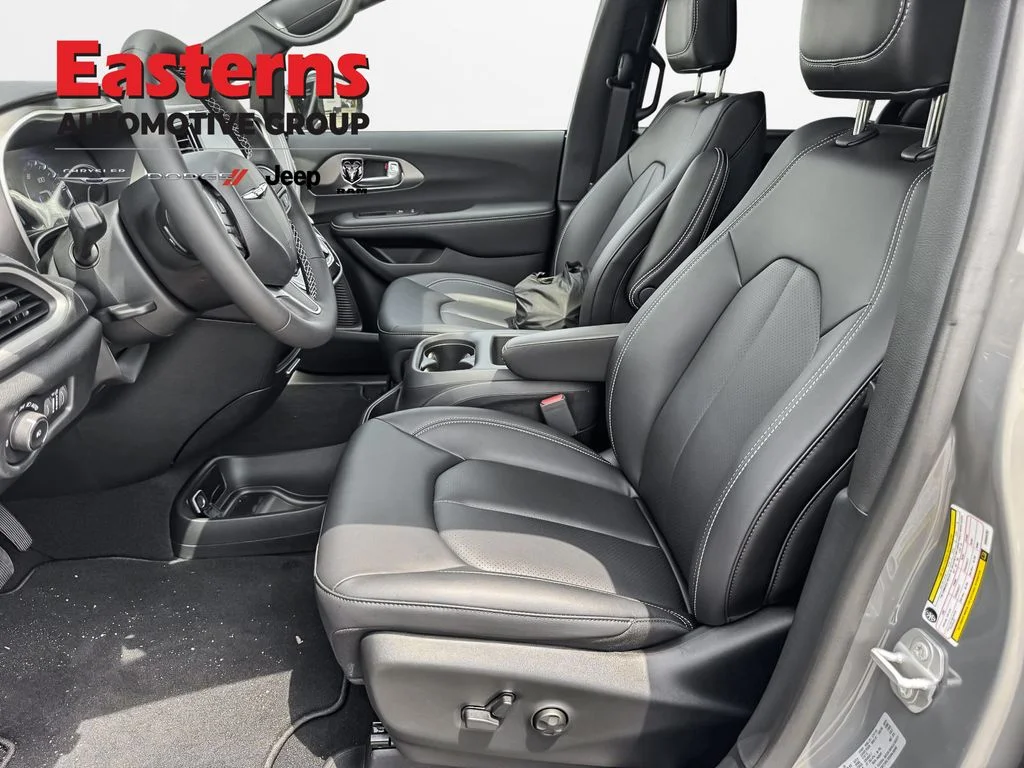 New 2025 Ceramic Gray Clear-Coat Exterior Paint Chrysler Select image 16