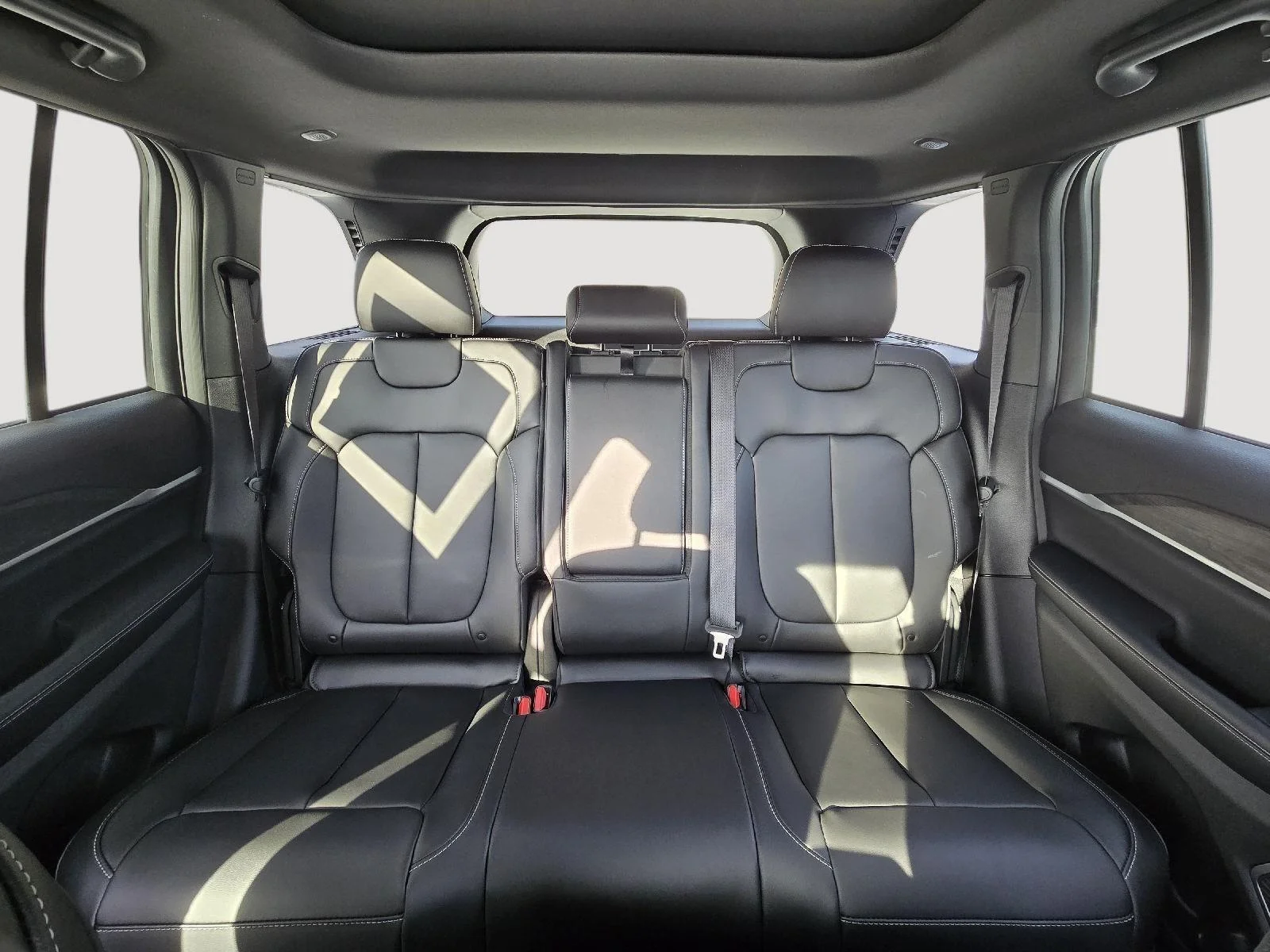 New 2026 Bright White Clear-Coat Exterior Paint Jeep Limited image 23