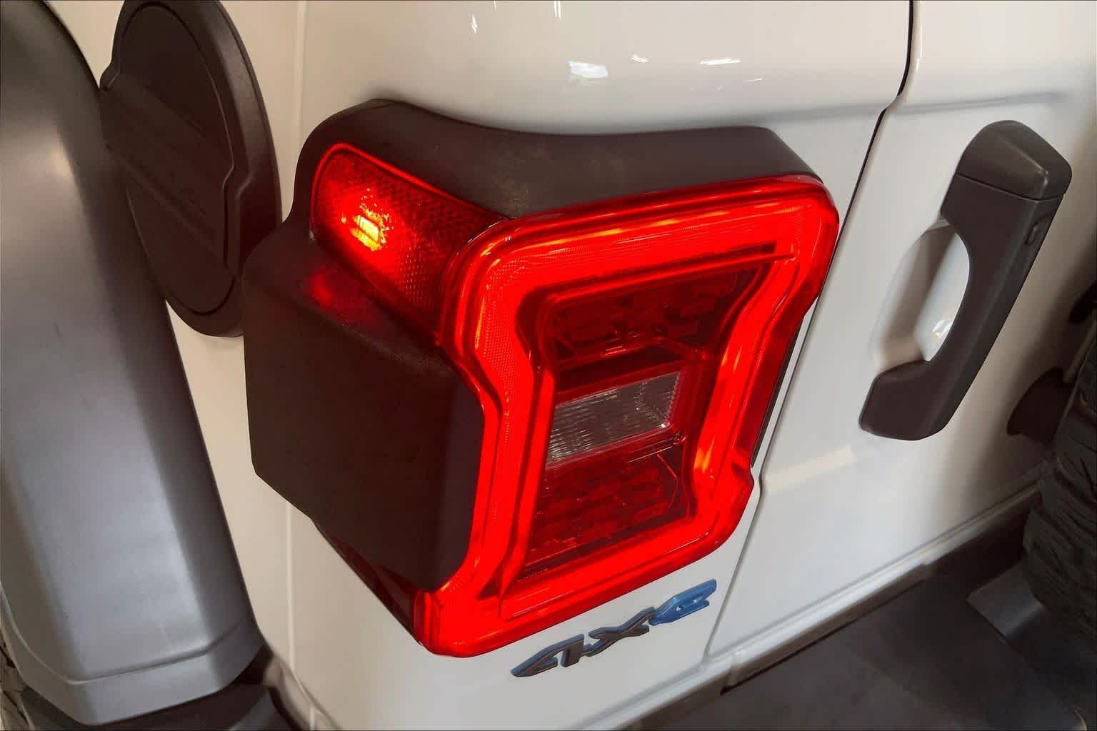 Used 2022 Bright White Clearcoat Jeep Unlimited Rubicon image 27