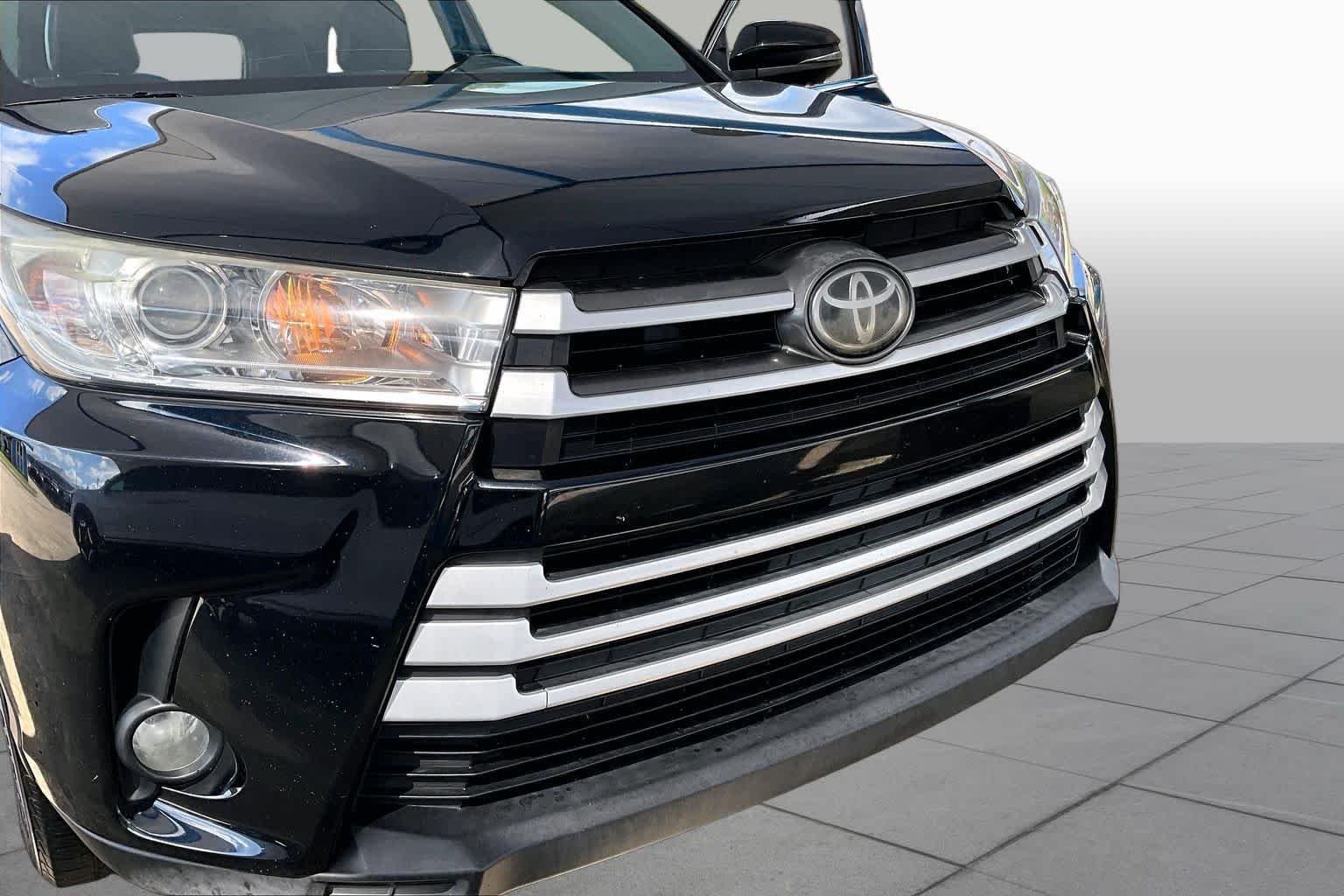 Used 2017 Midnight Black Metallic Toyota XLE image 29