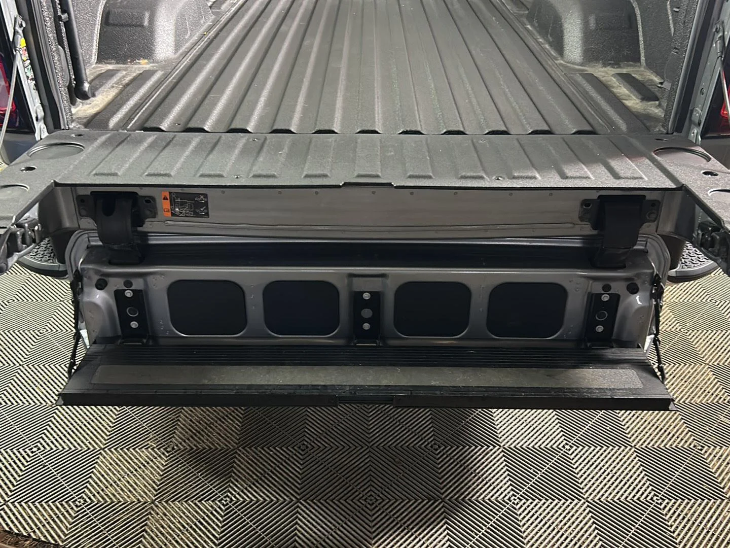Used 2025 Sterling Metallic GMC SLE image 9