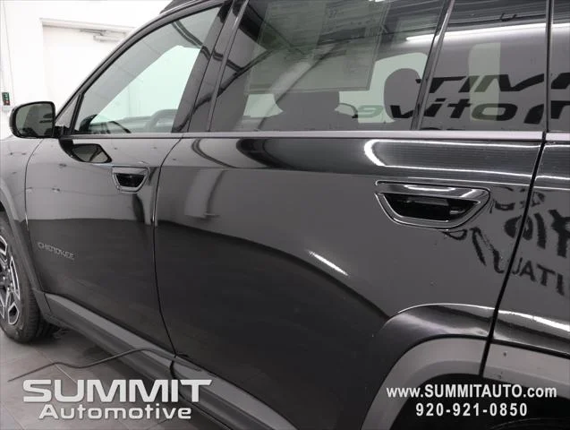 New 2026 Diamond Black Crystal Pearl-Coat Exterior Paint Jeep Limited image 33