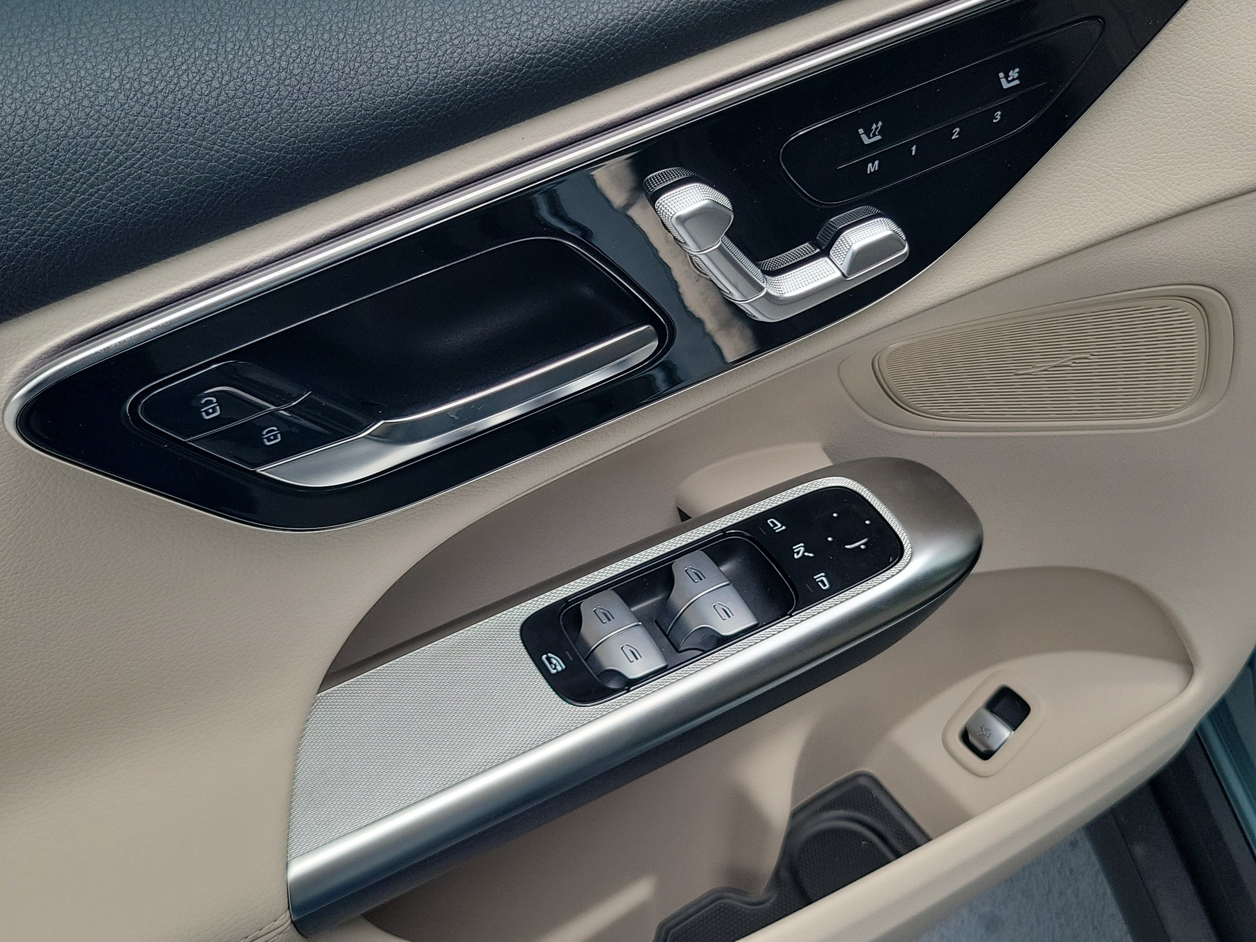New 2026 Verde Silver Metallic Mercedes-Benz GLC 300 image 46
